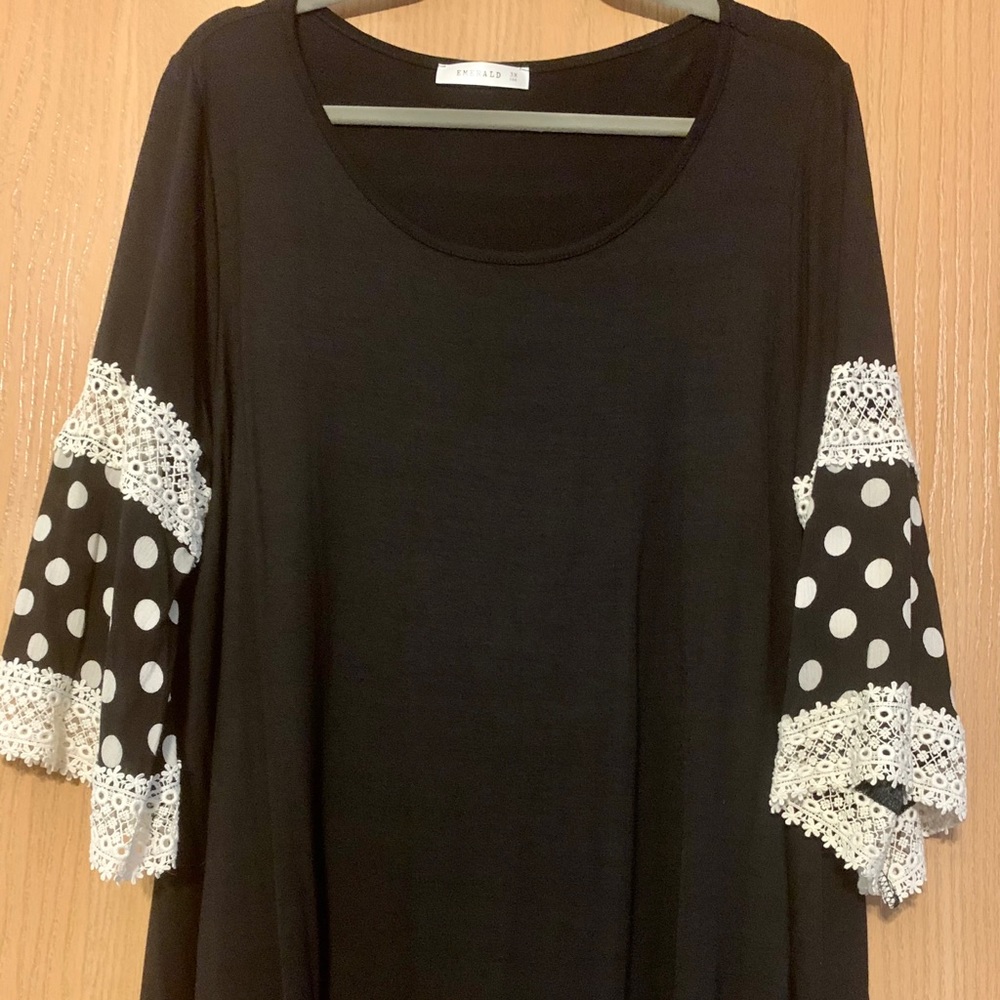 NWOT Black and cream 3/4 sleeve swing top.